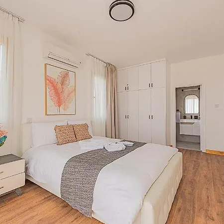 Perfect Seaside Escape With Privacy !